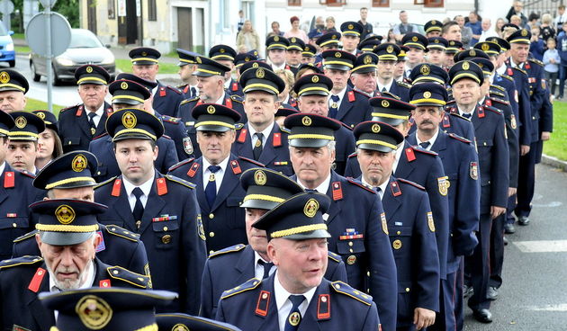 DAN VATROGASACA Varaždinski vatrogasci postrojeni prošli kroz grad i proslavili blagdan svetog Florijana, svog zaštitnika