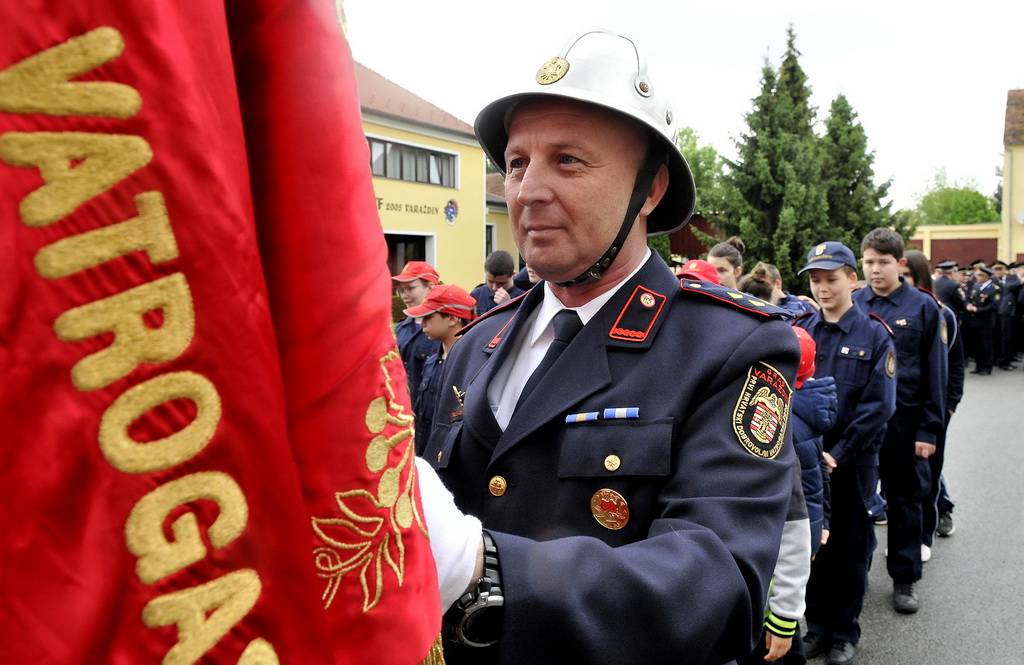DAN VATROGASACA Varaždinski vatrogasci postrojeni prošli kroz grad i proslavili blagdan svetog Florijana, svog zaštitnika