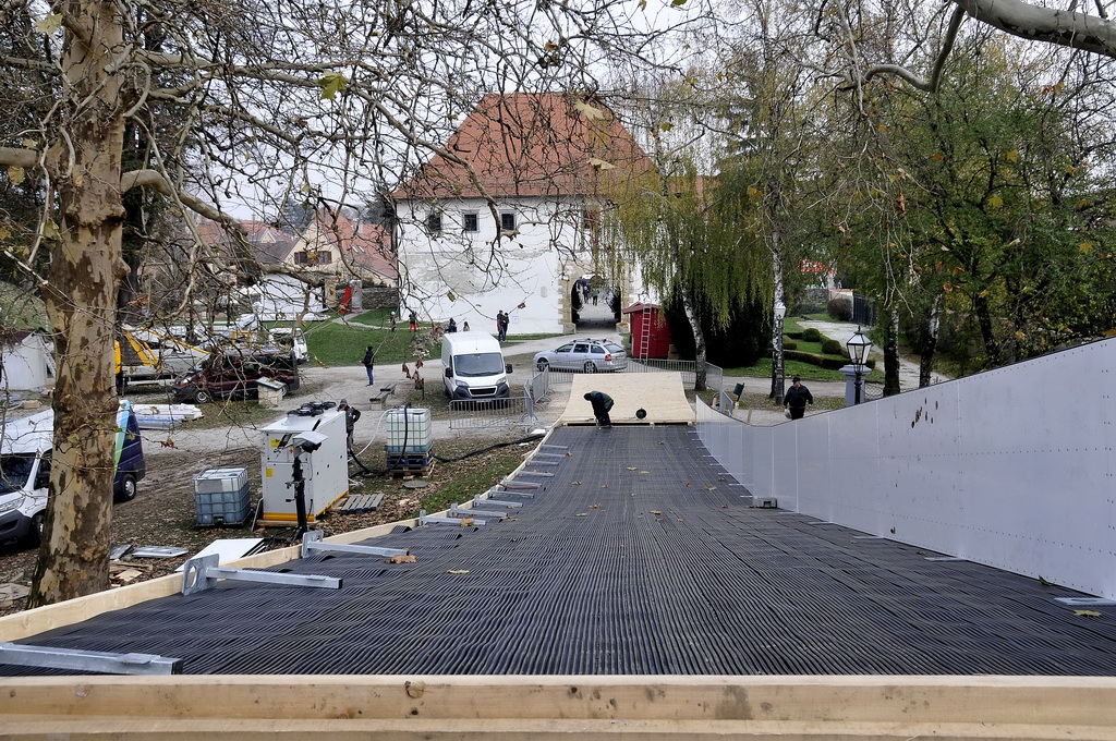 Advent u Varaždinu – radovi na postavljanju klizališta