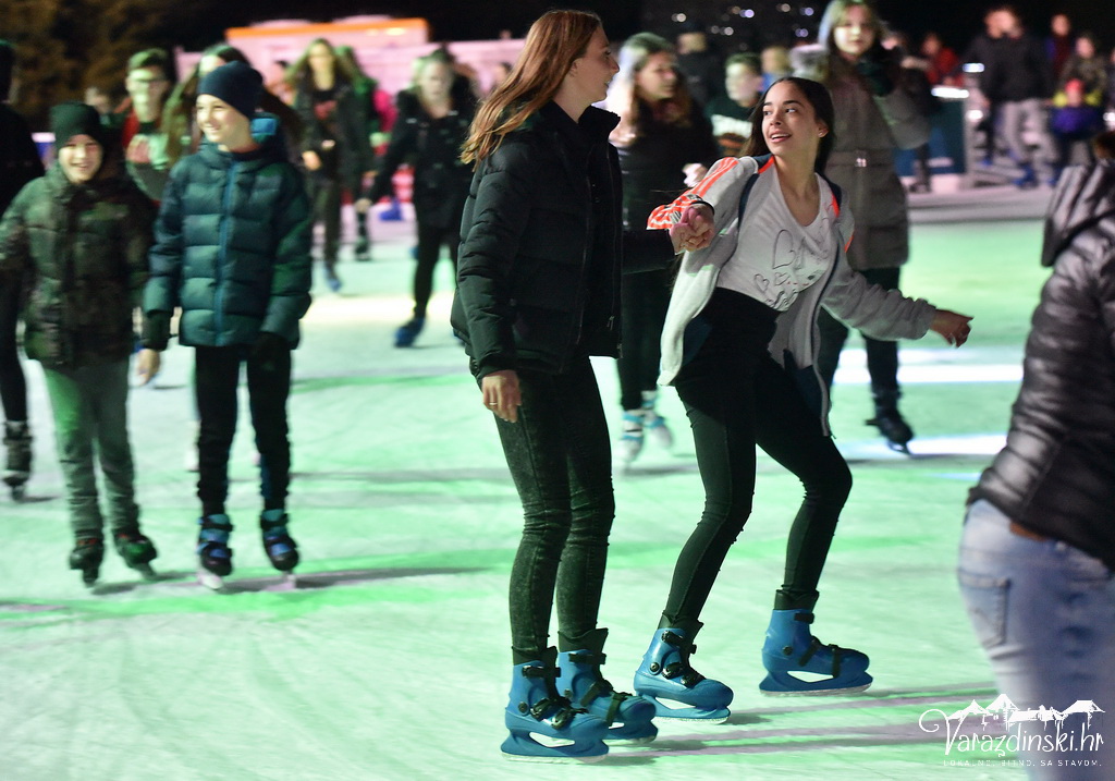 Ledena čarolija na Starom gradu, klizalište, ledeni tobogan,