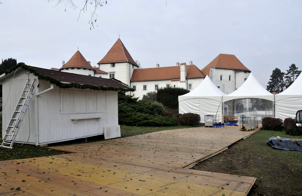 Advent u Varaždinu – radovi na postavljanju klizališta