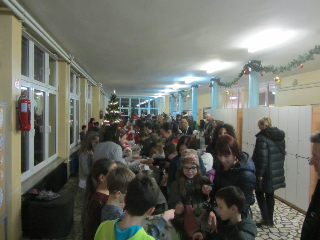 Božićni sajam u V. osnovnoj školi