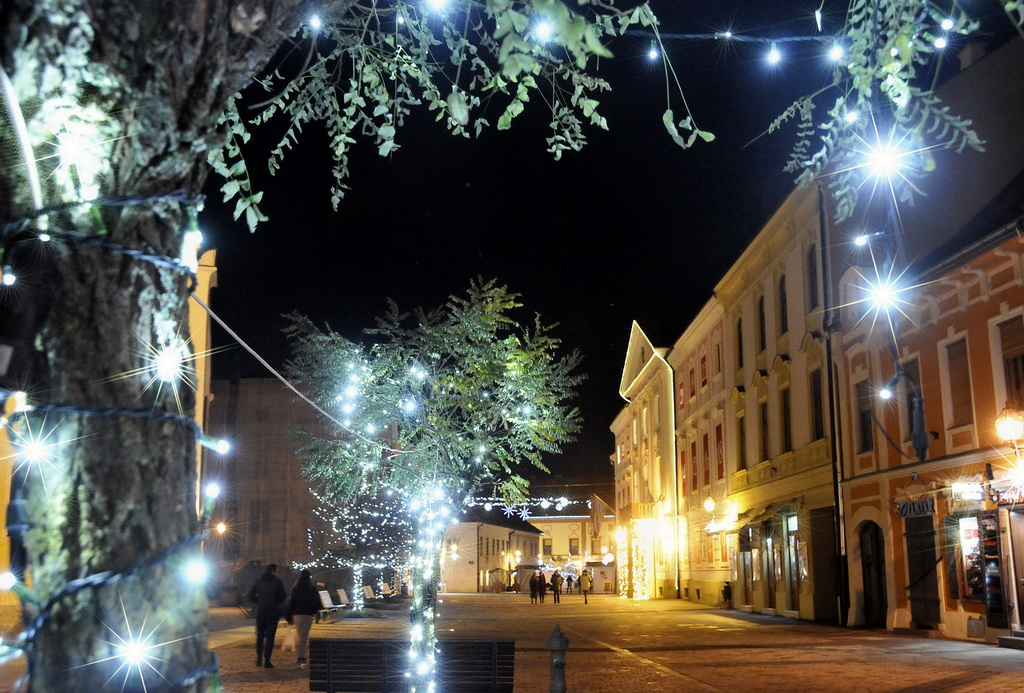 Povodom otvorenja Adventa u Varaždinu upaljeno tisuće lampica