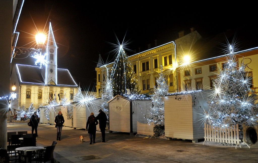 Povodom otvorenja Adventa u Varaždinu upaljeno tisuće lampica