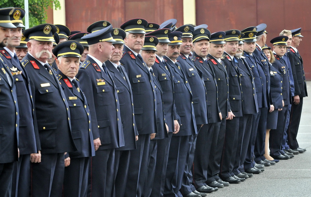 DAN VATROGASACA Varaždinski vatrogasci postrojeni prošli kroz grad i proslavili blagdan svetog Florijana, svog zaštitnika