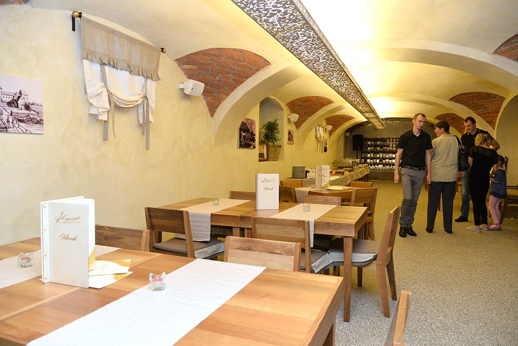 restoranaugust5456343