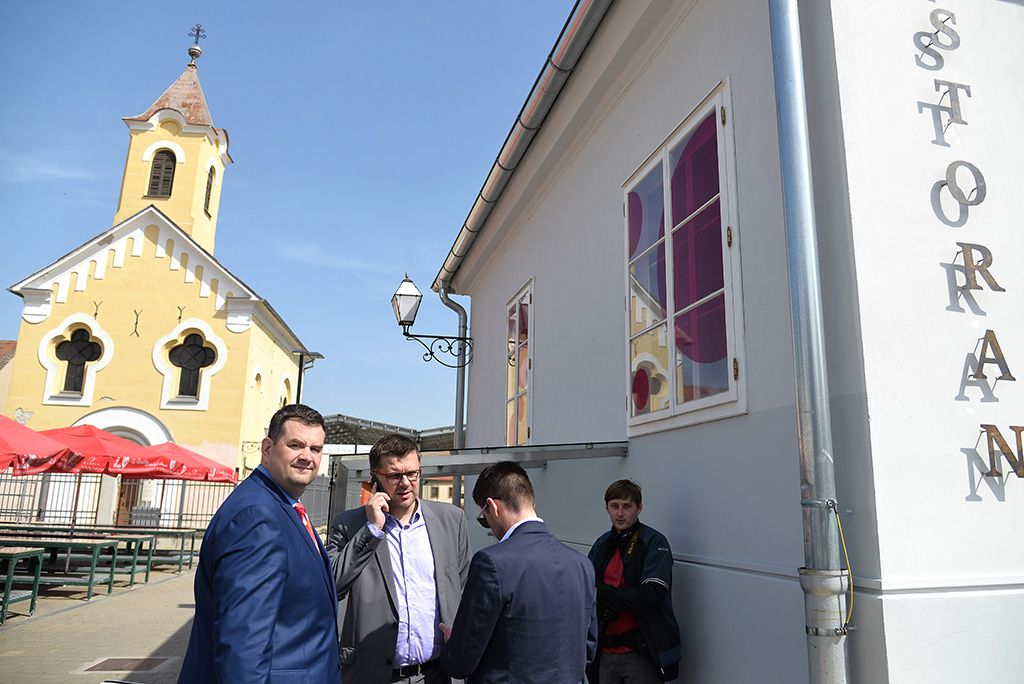 restoranaugust7541252