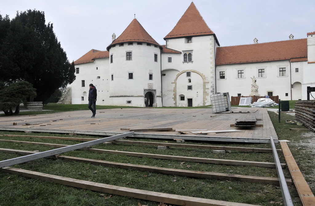 Advent u Varaždinu – radovi na postavljanju klizališta