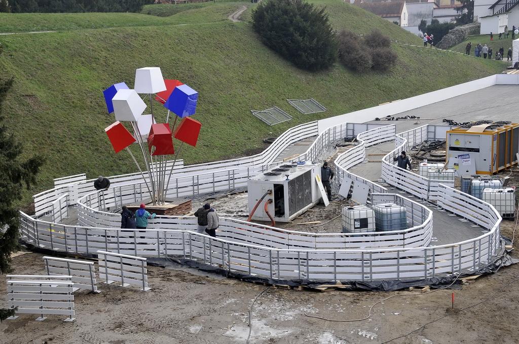 Advent u Varaždinu – radovi na postavljanju klizališta