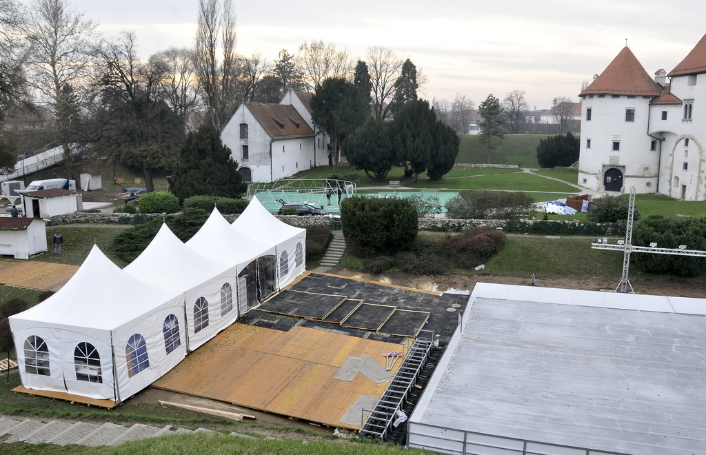 Montaža iglu barova, klizališta i ledenog tobogana