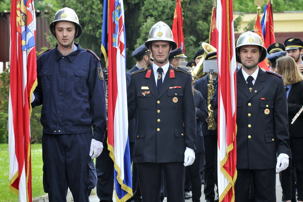 DAN VATROGASACA Varaždinski vatrogasci postrojeni prošli kroz grad i proslavili blagdan svetog Florijana, svog zaštitnika