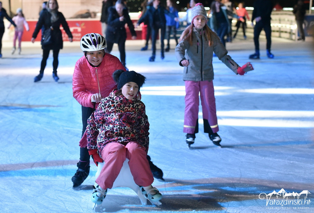 Ledena čarolija na Starom gradu, klizalište, ledeni tobogan,