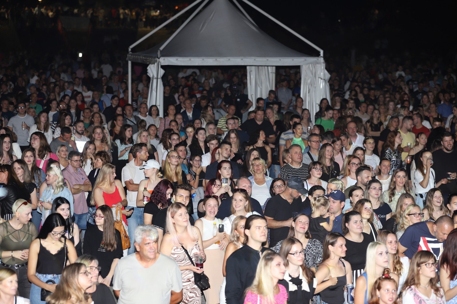 Mladi glazbenik i kantautor Matija Cvek raznježio i oduševio publiku u Čakovcu