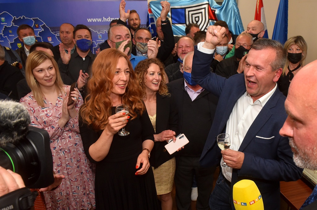 Image 4942832 (auto) Image 4942832 (auto)