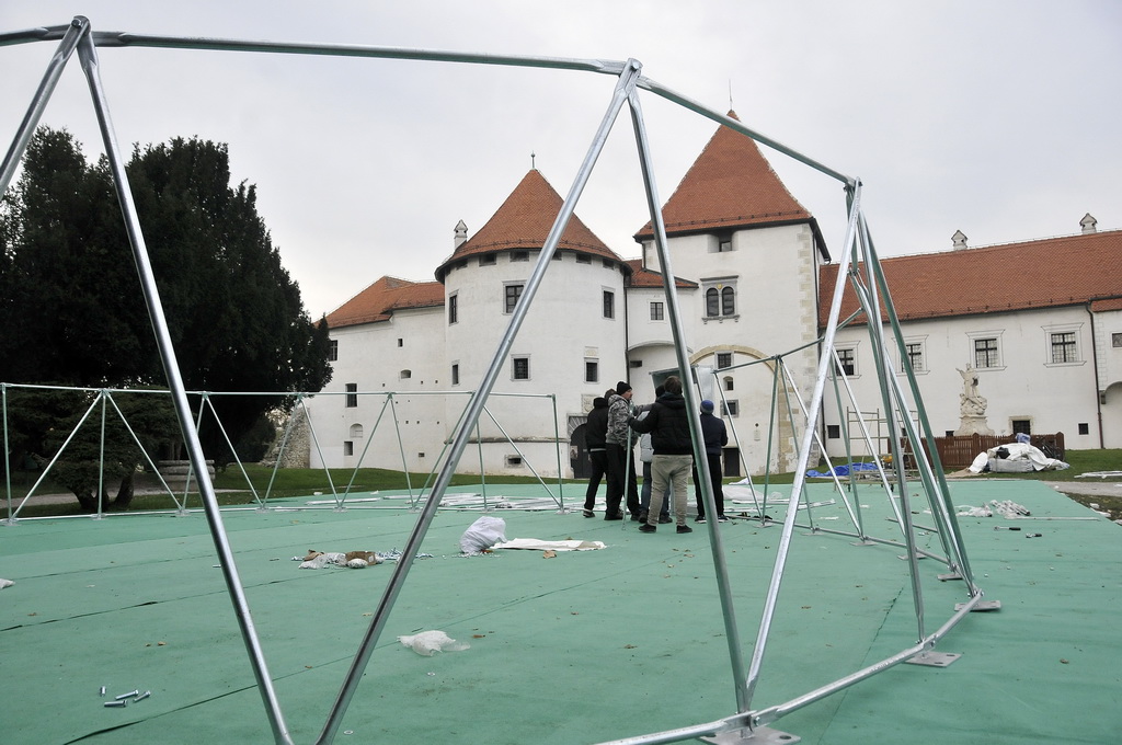 Montaža iglu barova, klizališta i ledenog tobogana