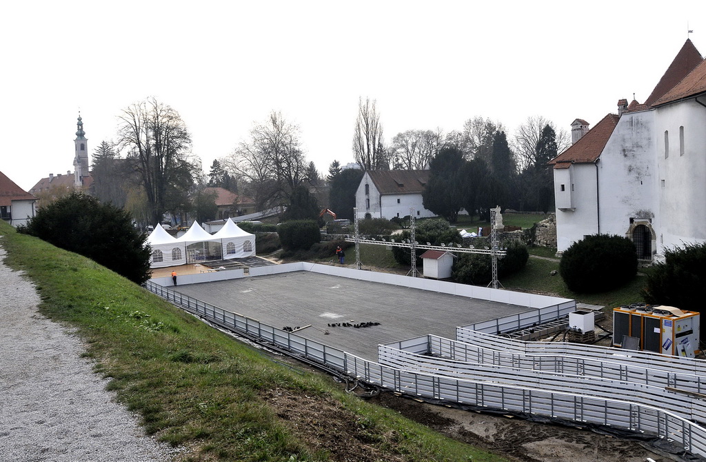 Advent u Varaždinu – radovi na postavljanju klizališta