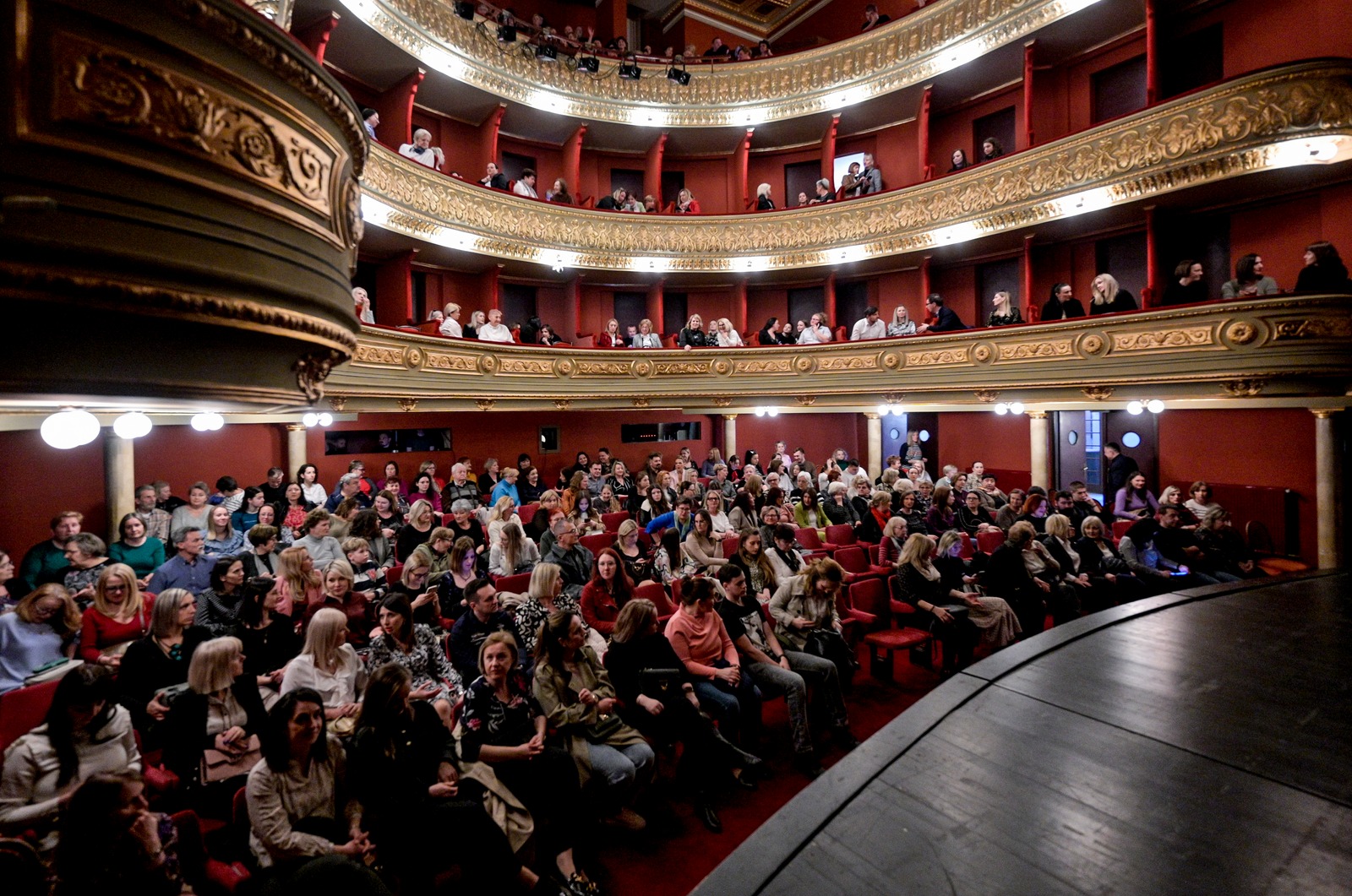 Dan_zena_predstava_HNK (26)