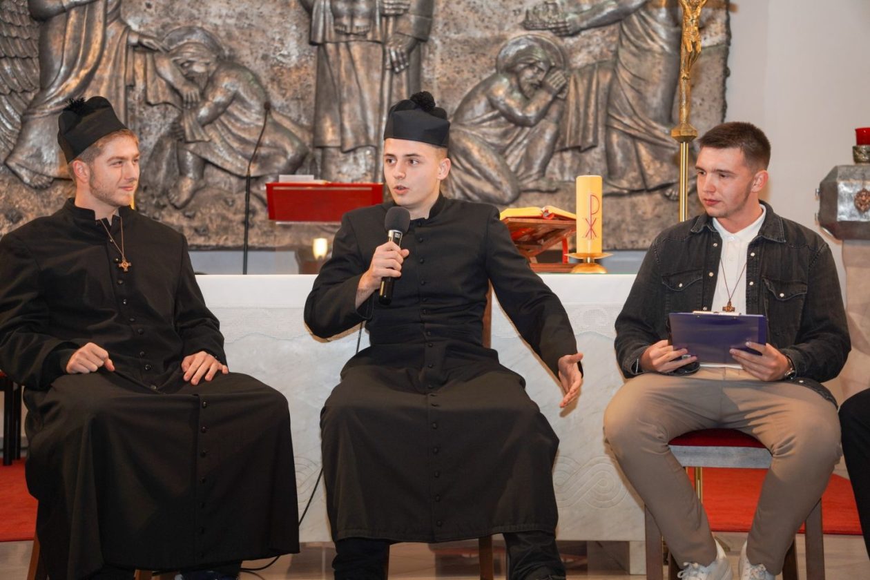 Holwyin Varaždin misa procesija svijeće molitva krunica (12)