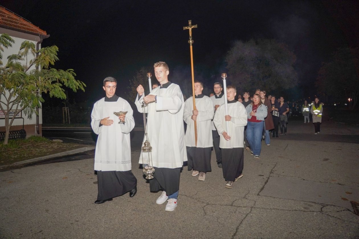 Holwyin Varaždin misa procesija svijeće molitva krunica (27)