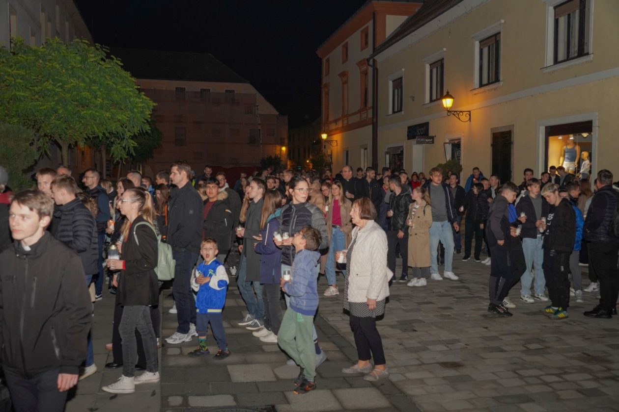 Holwyin Varaždin misa procesija svijeće molitva krunica (44)