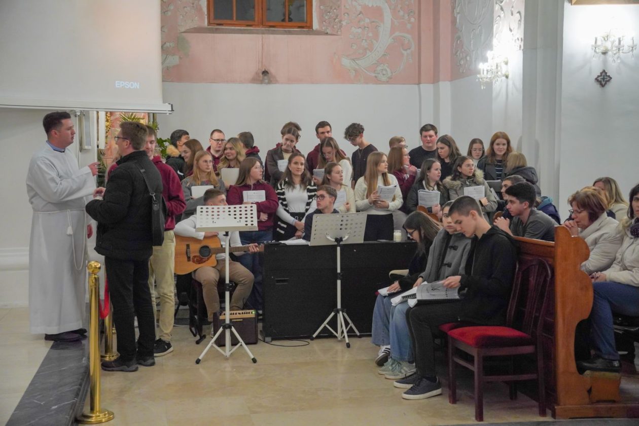 Holwyin Varaždin misa procesija svijeće molitva krunica (47)