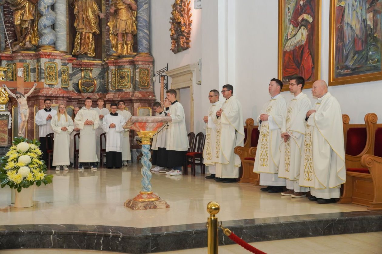Holwyin Varaždin misa procesija svijeće molitva krunica (55)