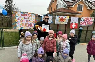 IMG-bc6500359cfcd60b38489f996efda8c6-V