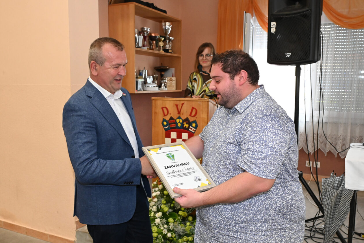 NK Poljoprivrednik (11) NK Poljoprivrednik (11)