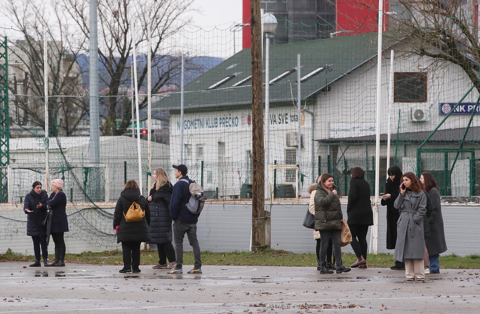 Drama u zagrebačkoj školi u Prečkom: Roditelji u suzama čekaju inforamcije o svojoj djeci