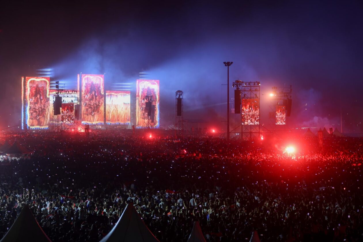 Zagreb: Euforija i bakljada na koncertu Marka Perkovića Thompsona