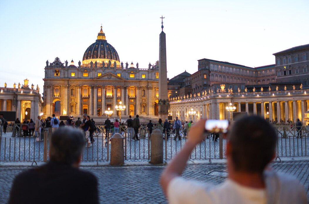 Vatikan: Vjernici odaju počast na Trgu Svetog Petra povodom smrti pape Franje