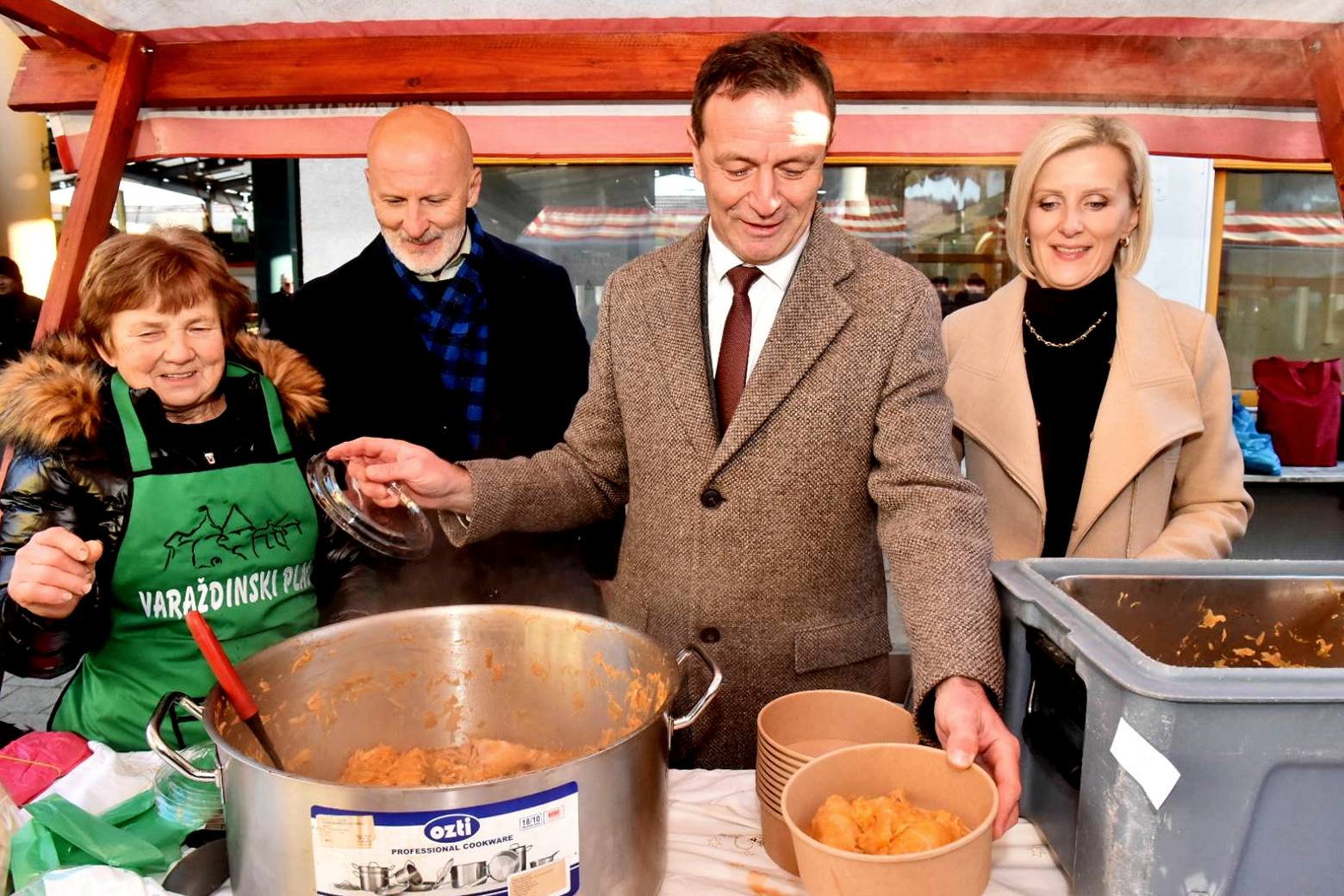 Podjela sarme Gradska tržnica Varaždin (1) Podjela sarme Gradska tržnica Varaždin (1)