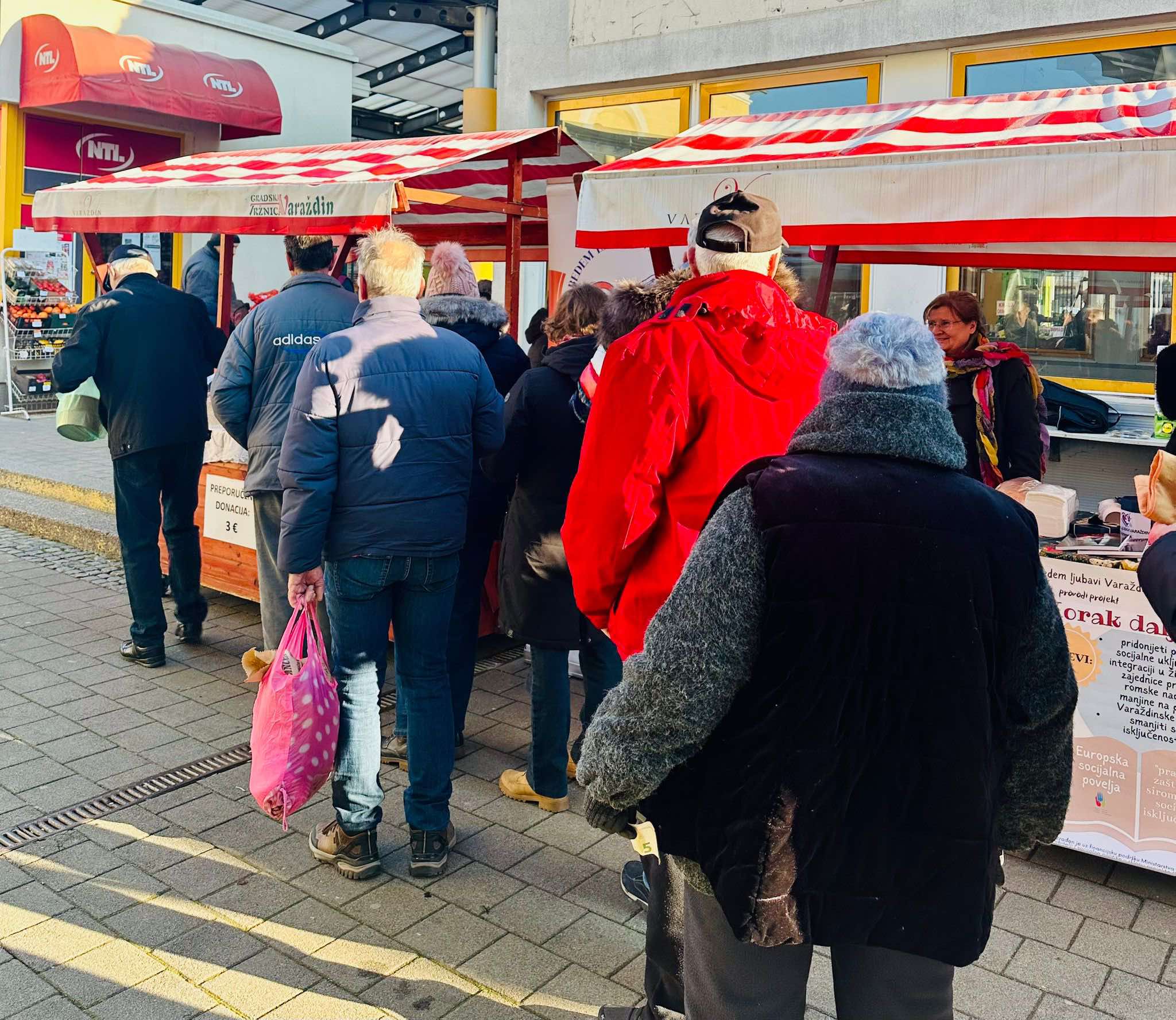 Podjela sarme Gradska tržnica Varaždin (8) Podjela sarme Gradska tržnica Varaždin (8)