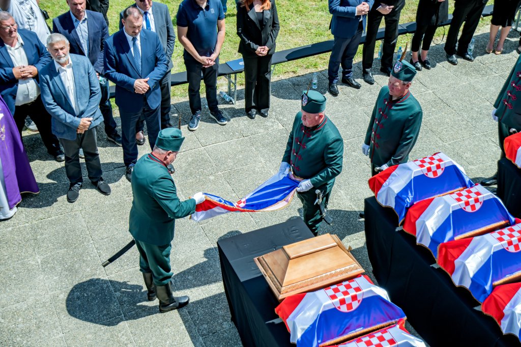 Pokop posmrtnih ostataka 36 žrtava, Možđenec (21)