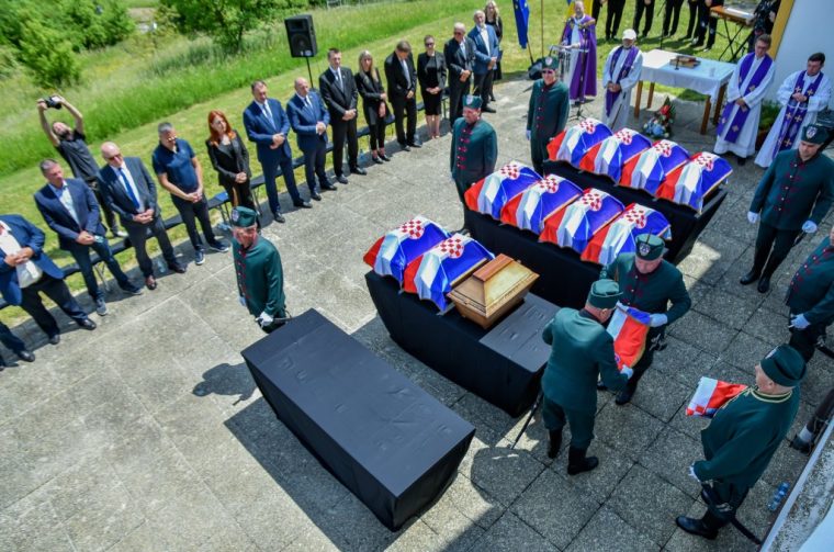 Pokop posmrtnih ostataka 36 žrtava, Možđenec (25) Pokop posmrtnih ostataka 36 žrtava, Možđenec (25)