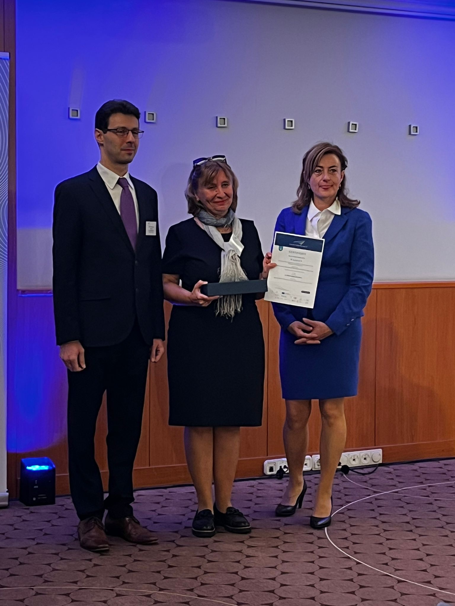 Prof. Vidaček preuzima nagradu Prof. Vidaček preuzima nagradu