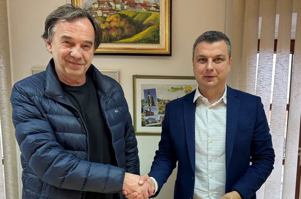 Stara škola opremanje potpisivanje ugovora Stara škola opremanje potpisivanje ugovora