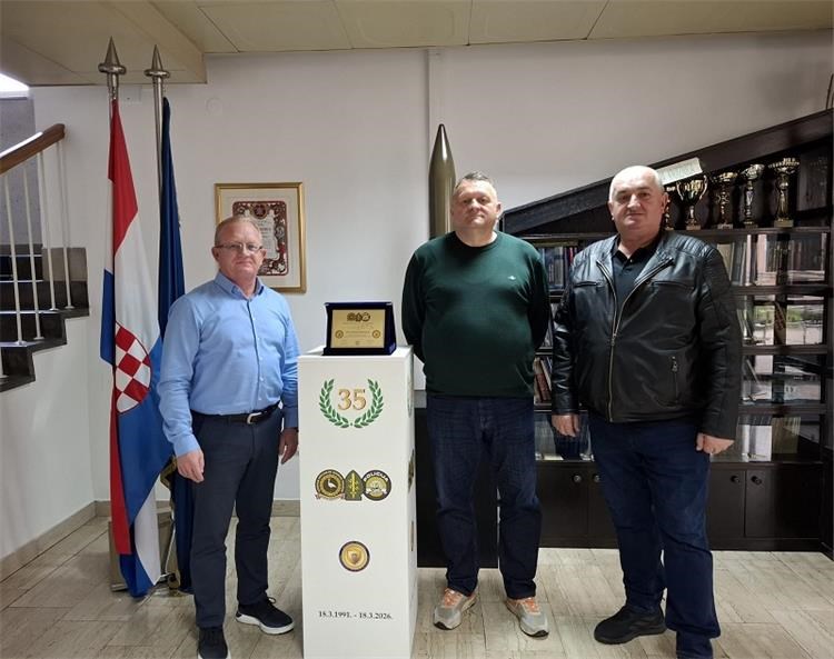 Uručena plaketa USJP Uručena plaketa USJP