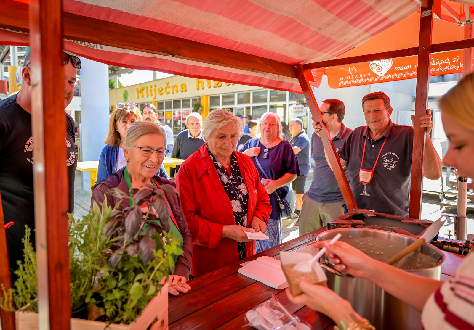 Zalogajček na placu Siniša Sović (17) Zalogajček na placu Siniša Sović (17)