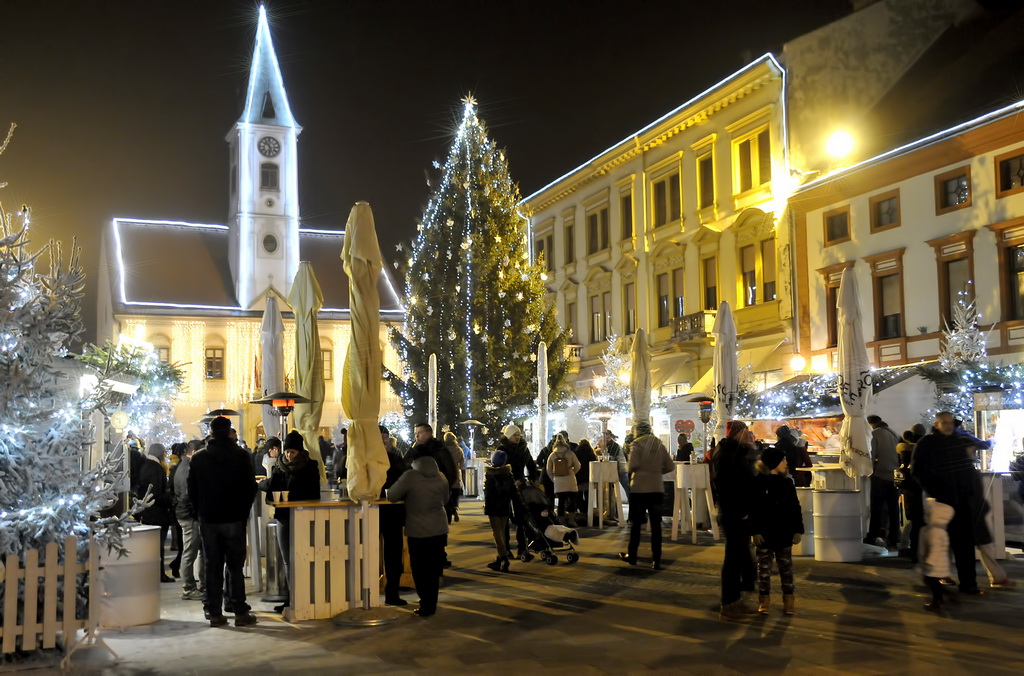 Povodom otvorenja Adventa u Varaždinu upaljeno tisuće lampica