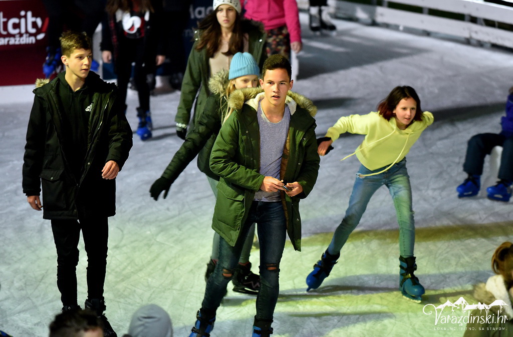 Ledena čarolija na Starom gradu, klizalište, ledeni tobogan,