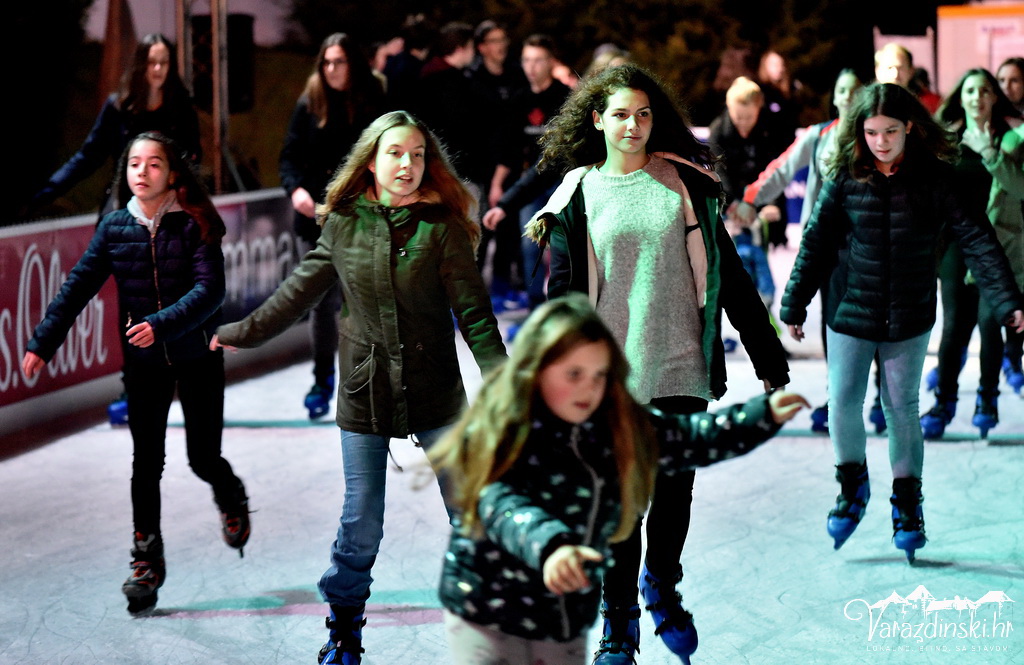 Ledena čarolija na Starom gradu, klizalište, ledeni tobogan,