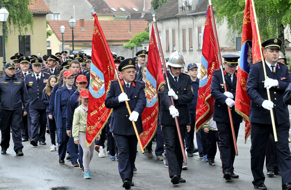 DAN VATROGASACA Varaždinski vatrogasci postrojeni prošli kroz grad i proslavili blagdan svetog Florijana, svog zaštitnika