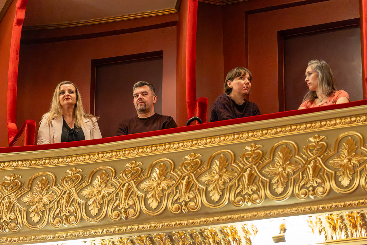 Gola istina – Alex i Bara