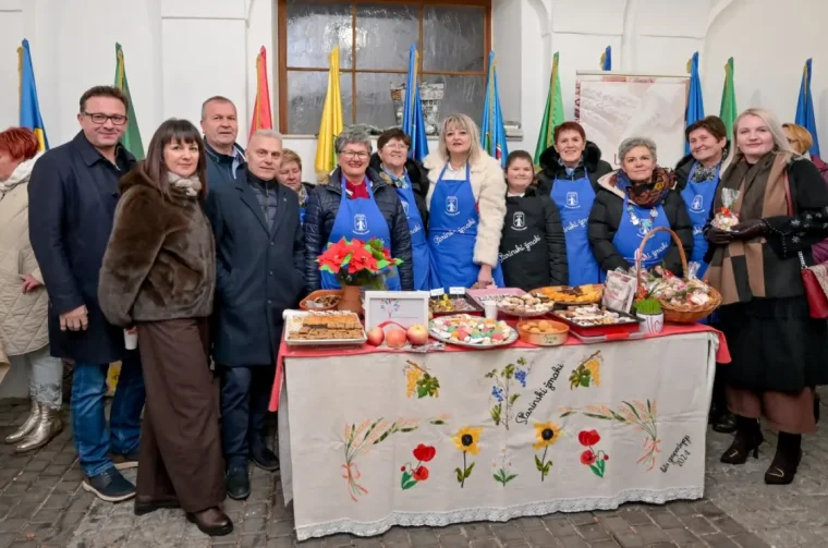 advent_u_atriju_kolaci_sarma_zaklada_vita_2025 (12) advent_u_atriju_kolaci_sarma_zaklada_vita_2025 (12)