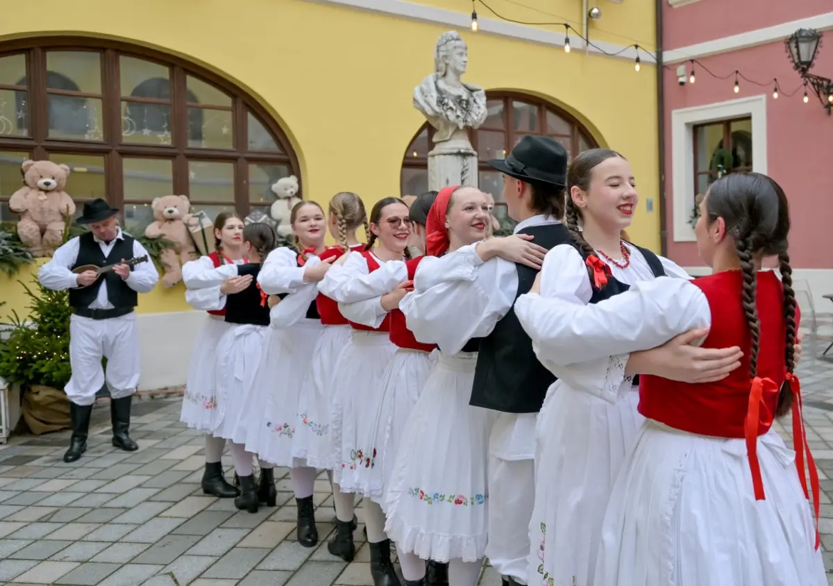 advent_u_atriju_kolaci_sarma_zaklada_vita_2025 (17)