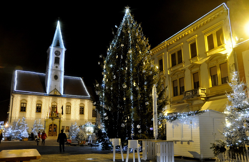 Povodom otvorenja Adventa u Varaždinu upaljeno tisuće lampica