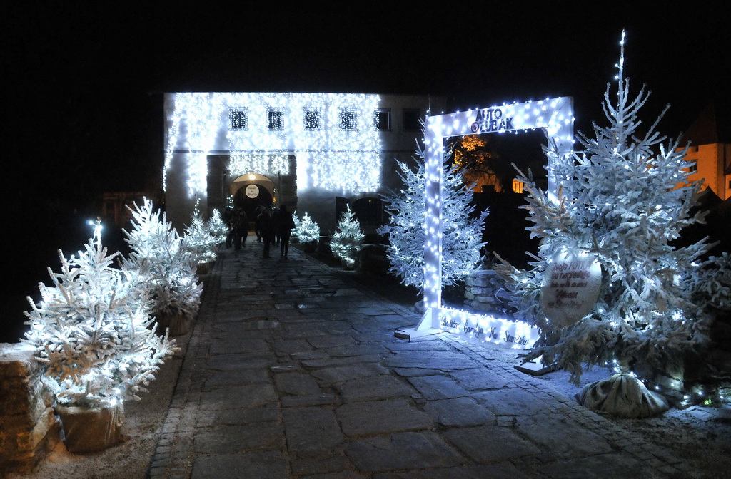 Povodom otvorenja Adventa u Varaždinu upaljeno tisuće lampica