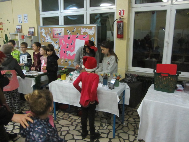 Božićni sajam u V. osnovnoj školi