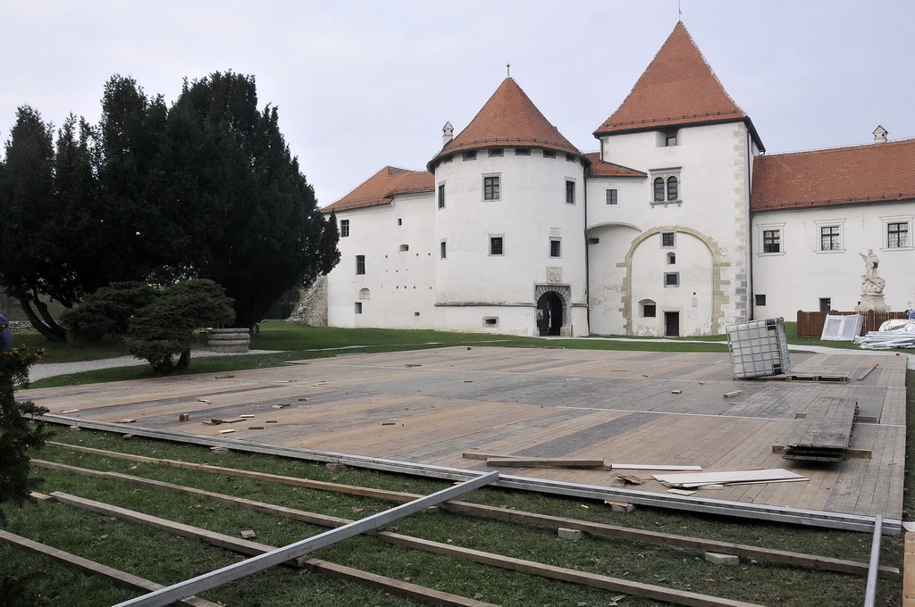 Advent u Varaždinu – radovi na postavljanju klizališta